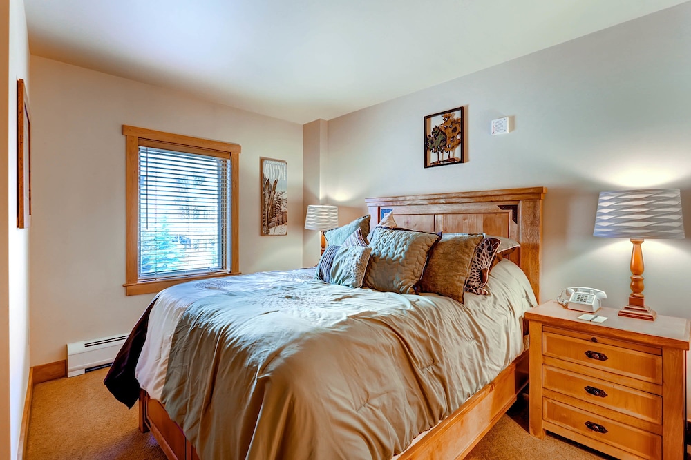 Premier Condo 2 Bedrooms with Murphy Bed (River Run) - Guestroom