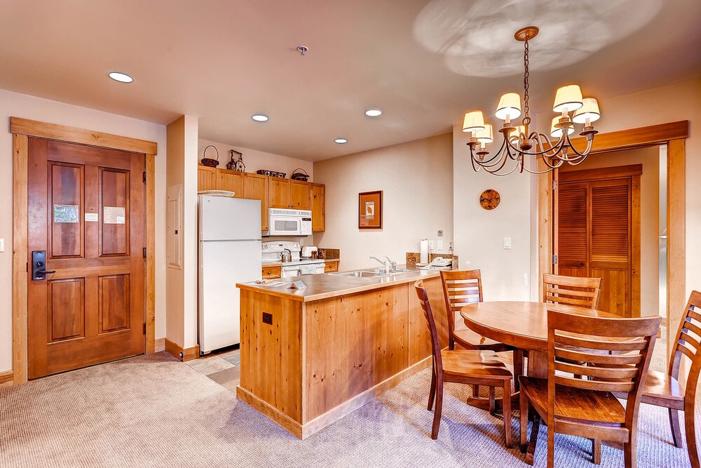 Premier Condo, 2 Bedrooms (Spring) - Living Room