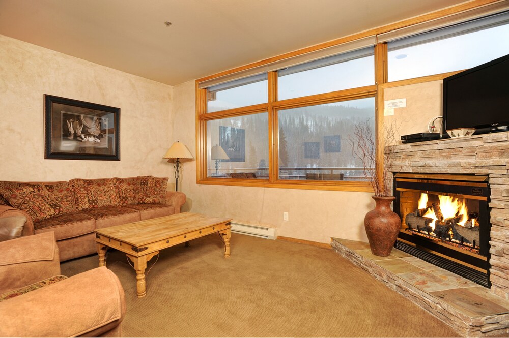 Premier Condo, 2 Bedrooms (River Bank) - Living Area
