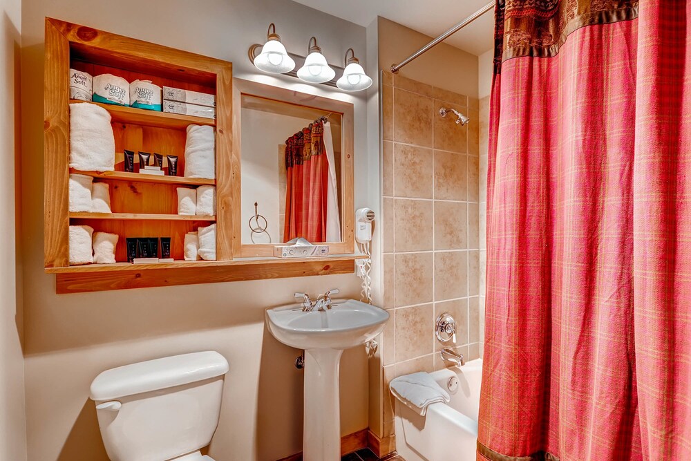 Condo, 2 Bedrooms plus Murphy Bed (Jack Pine / Black Bear) - Bathroom