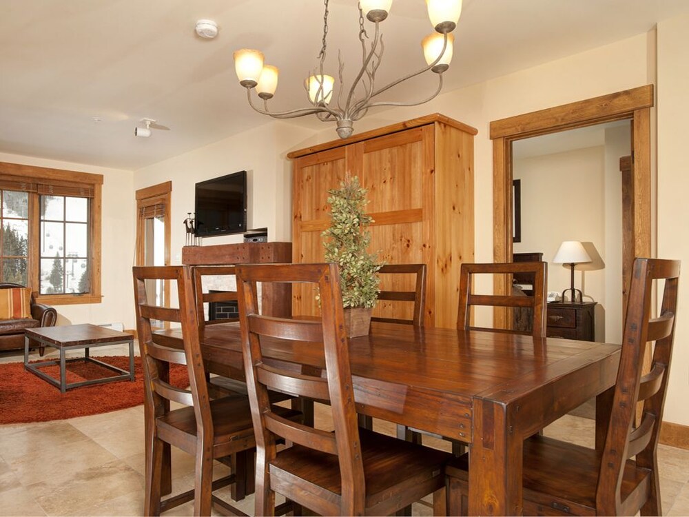 Premier Condo 2 Bedrooms with Murphy Bed (Springs) - Guestroom