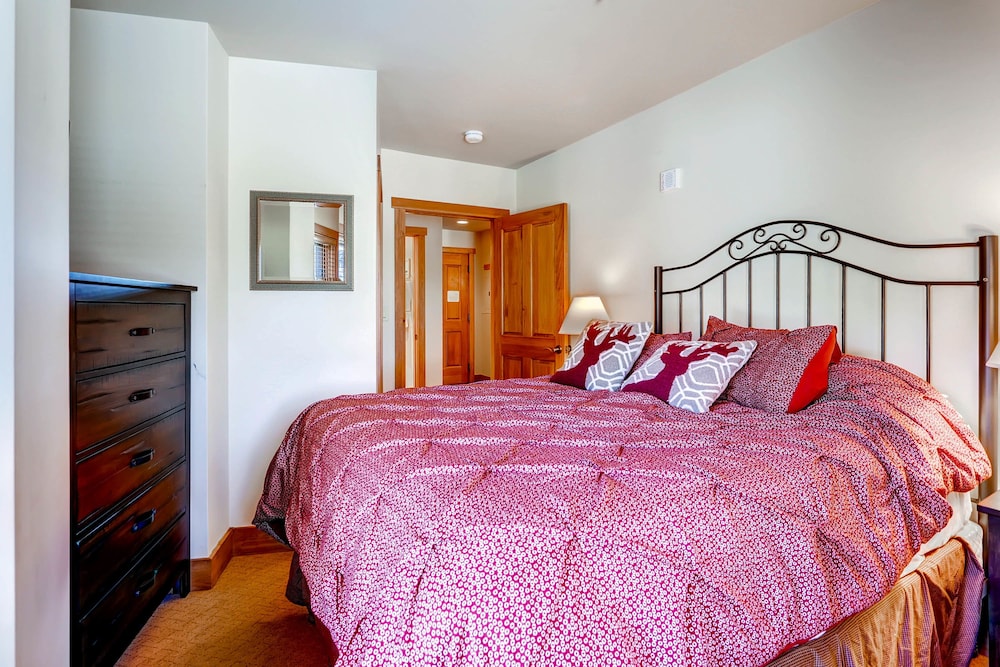 Premier Condo 2 Bedrooms with Murphy Bed (River Run) - Guestroom