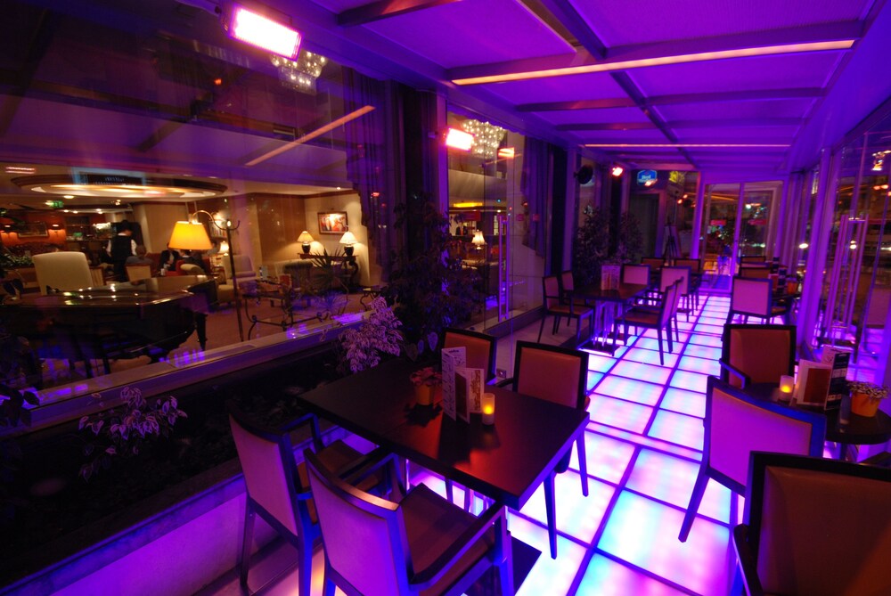 Hotel Lounge