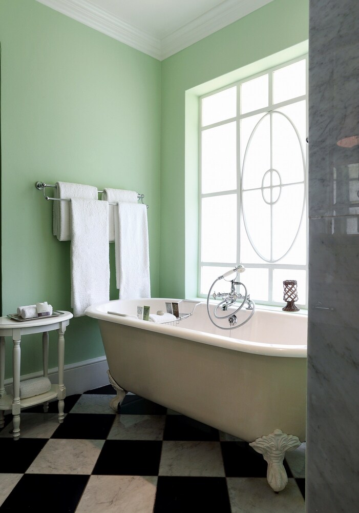 Deep Soaking Bathtub