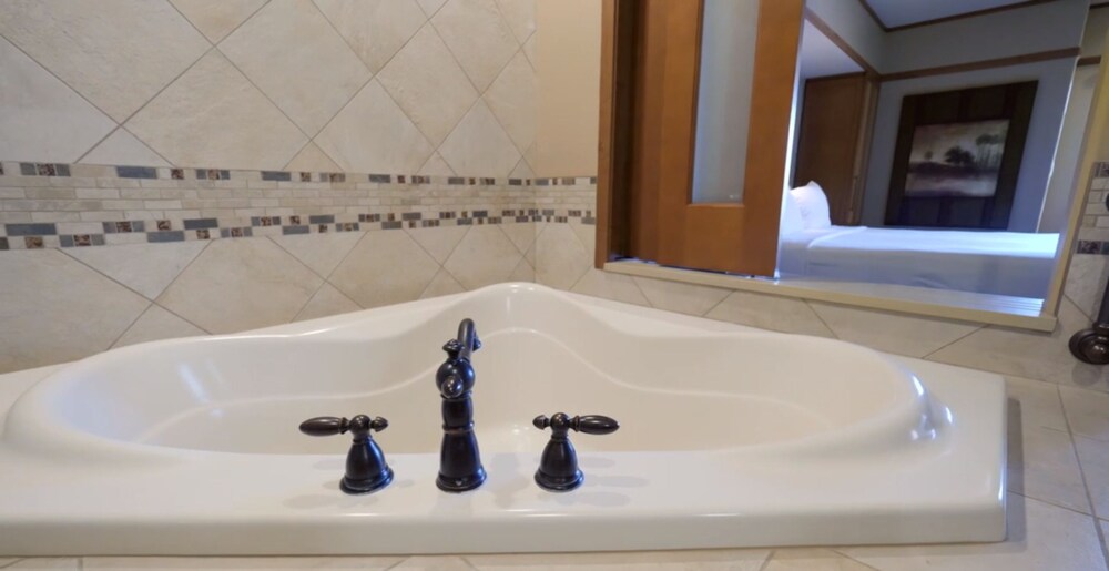 2 Bedroom Sunset Suite - Bathroom