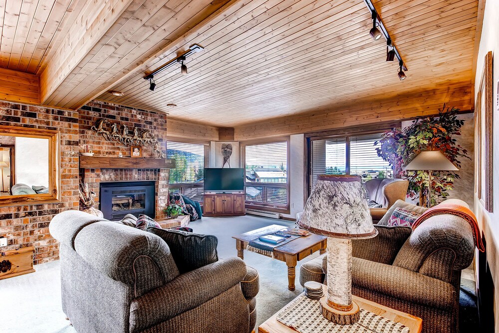 Standard Room, 2 Bedrooms, 2 Bathrooms - Living Room