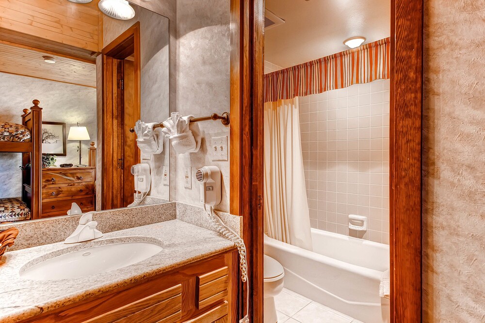 Standard Room, 2 Bedrooms, 2 Bathrooms - Bathroom