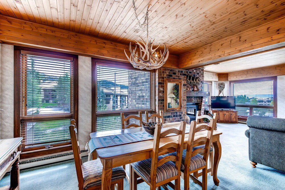 Standard Room, 2 Bedrooms, 2 Bathrooms - In-Room Dining