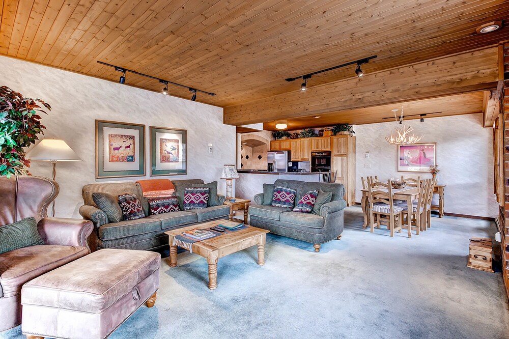 Standard Room, 2 Bedrooms, 2 Bathrooms - Living Room