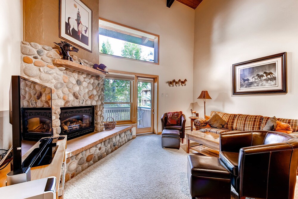 Standard Apartment, 2 Bedrooms - Living Room