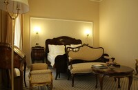 Executive Suite, 1 Queen Bed, City View