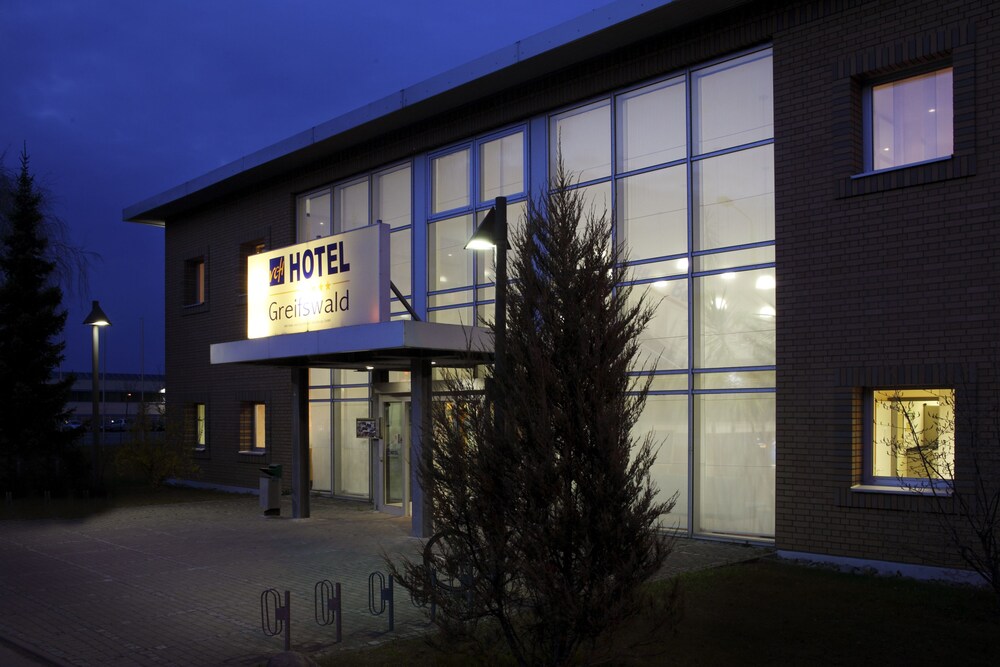 Hotelfassade am Abend/bei Nacht