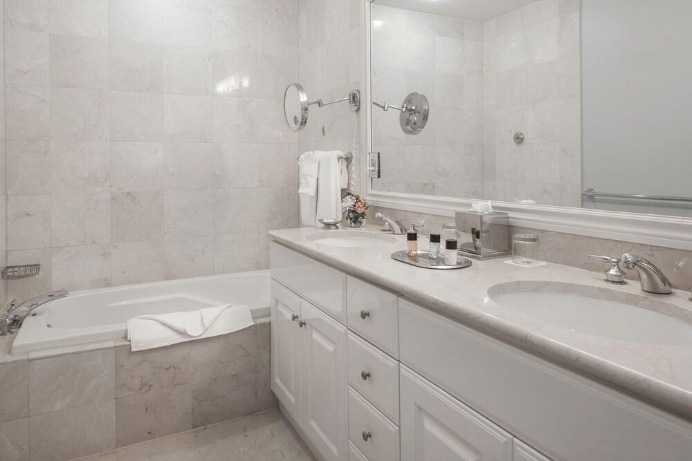 1 Bedroom Suite non refundable - Bathroom