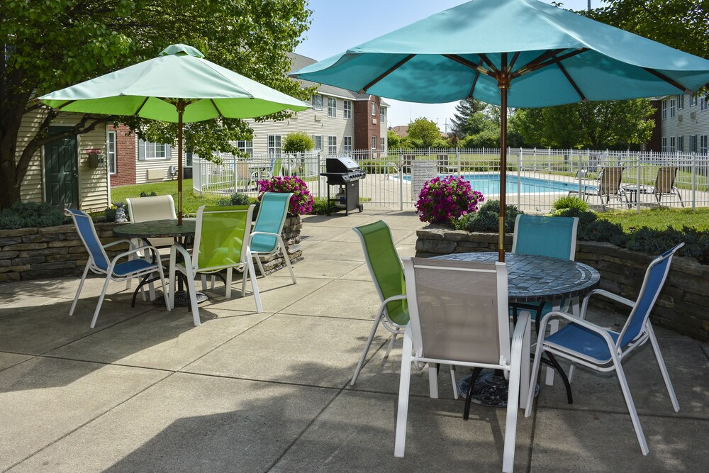 BBQ/picnic area, Cresthill Suites Syracuse