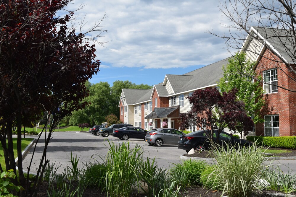 Parking, Cresthill Suites Syracuse