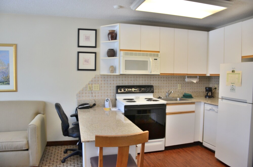 Private kitchen, Cresthill Suites Syracuse