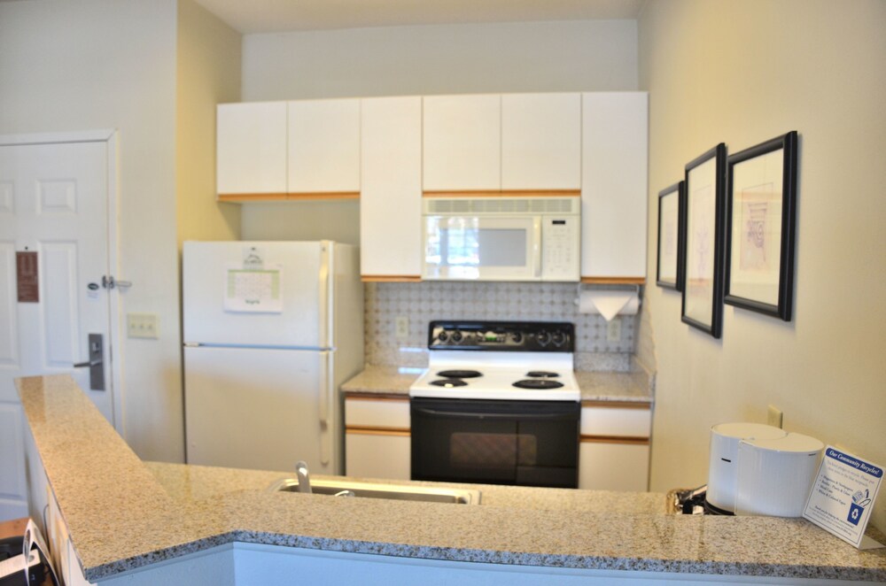 Private kitchen, Cresthill Suites Syracuse