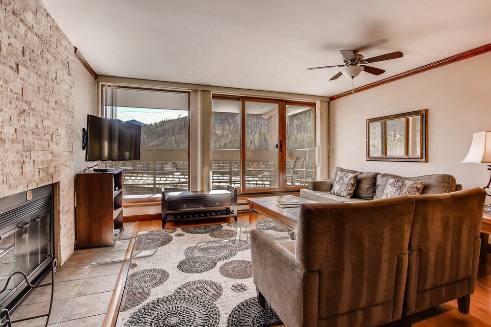 Deluxe Condo, 2 Bedrooms, Mountain View - Guestroom