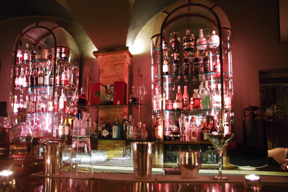 Hotel Bar