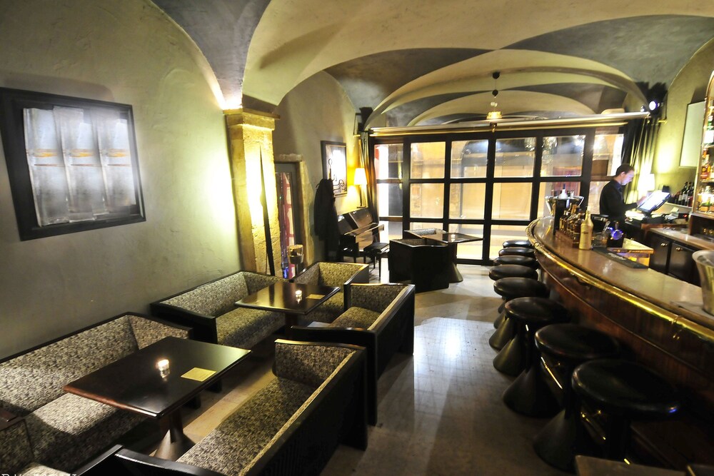 Hotel Bar