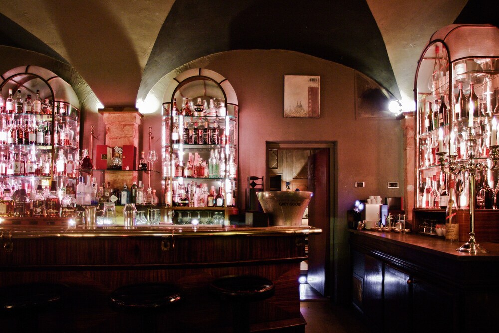 Hotel Bar