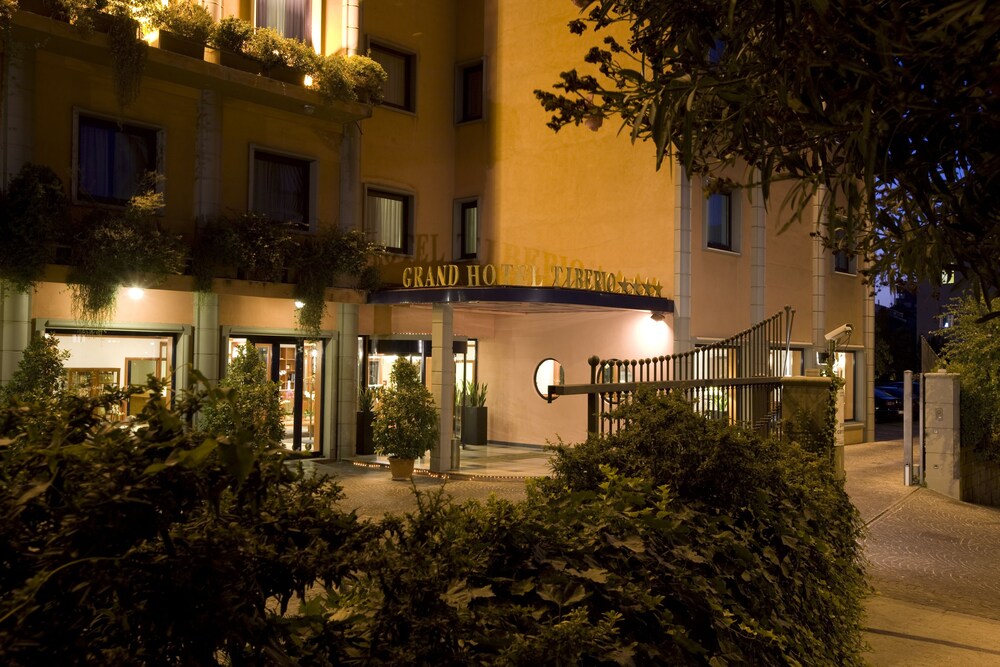 Facciata hotel (sera/notte)