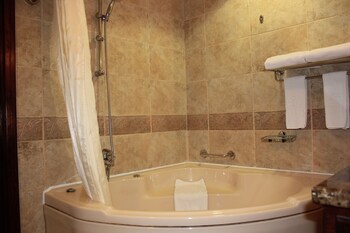 Deep Soaking Bathtub