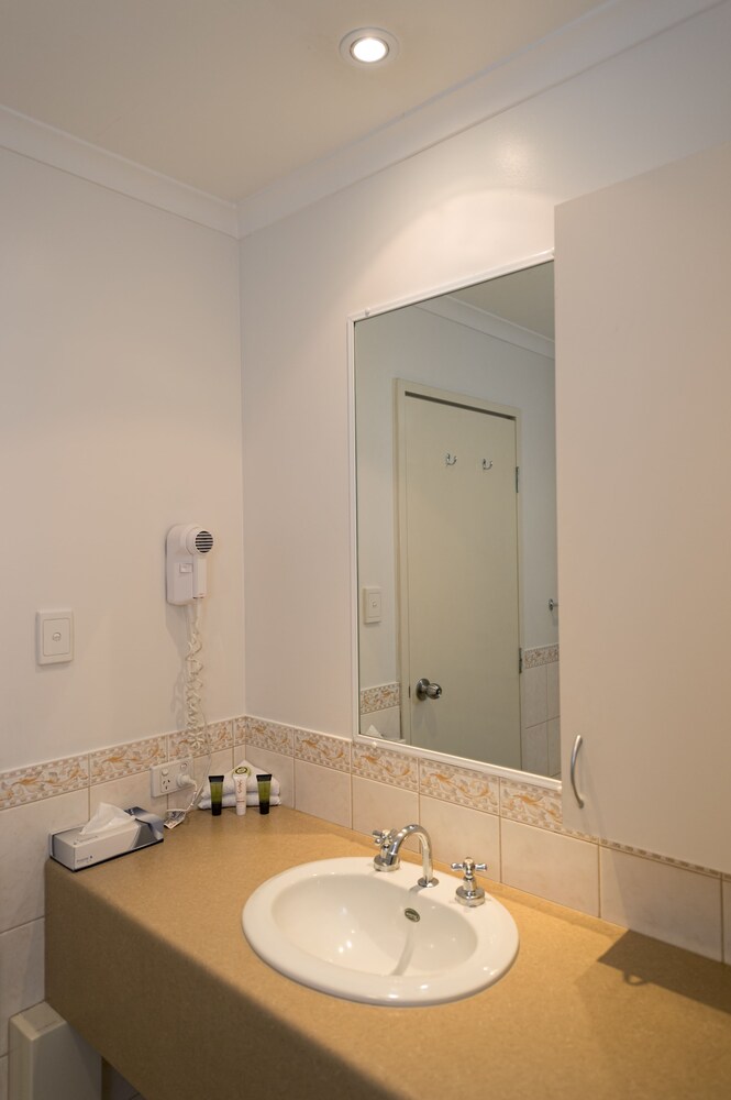 Studio - Bathroom Sink