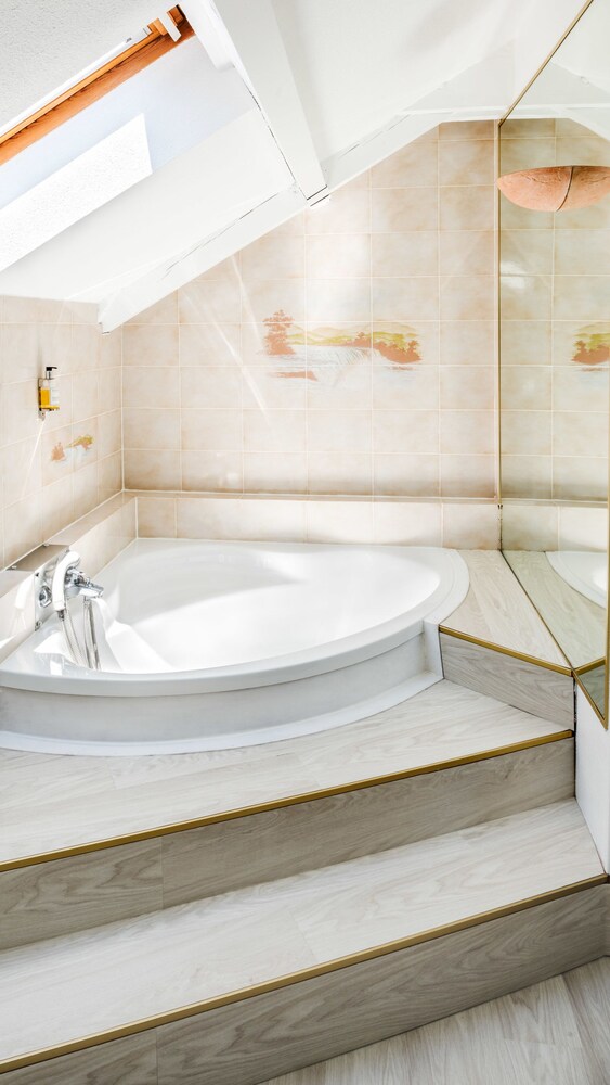 Deep Soaking Bathtub