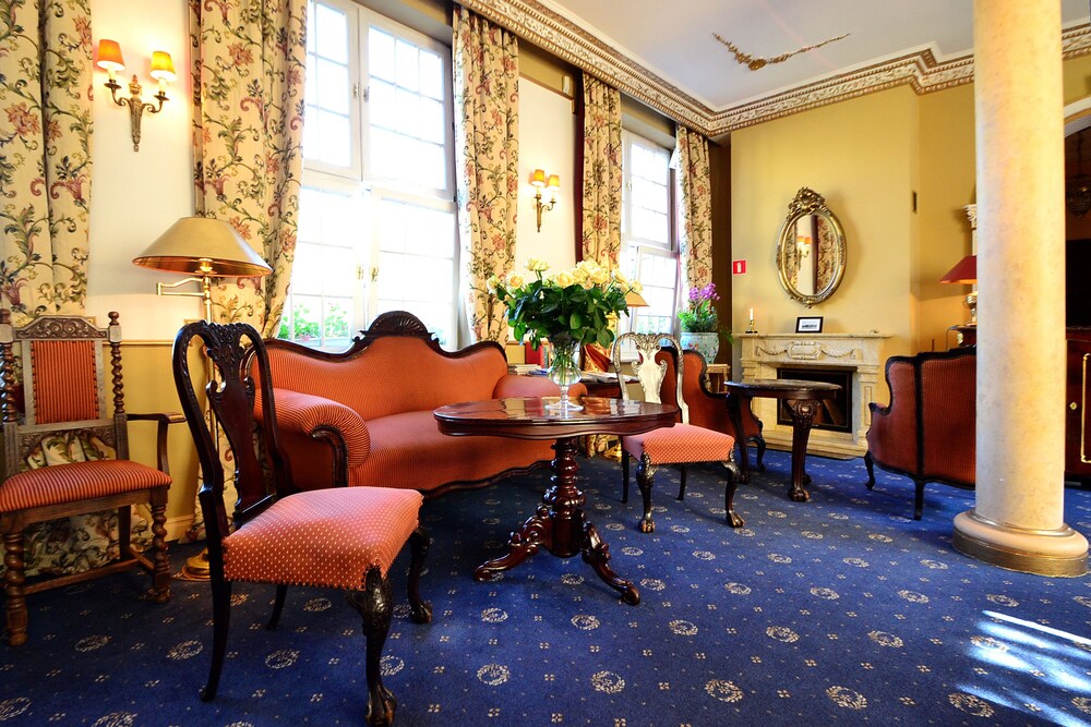 Hotel Lounge