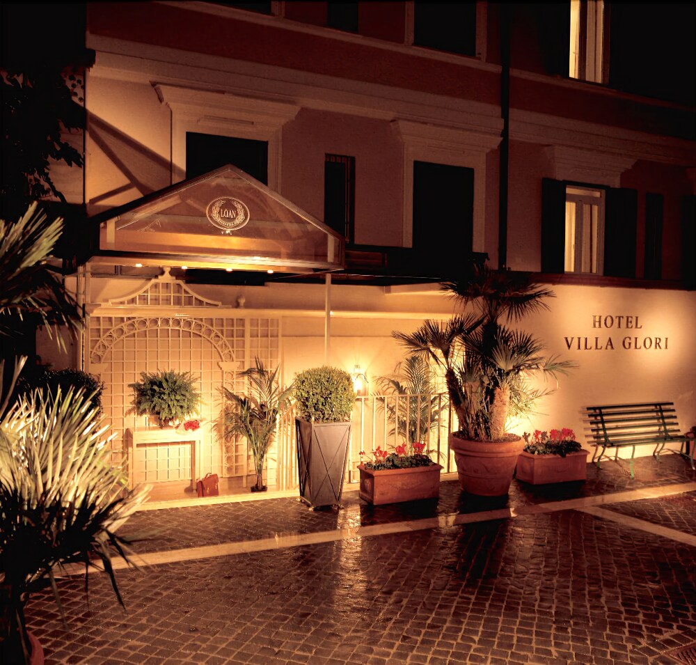 Facciata hotel (sera/notte)