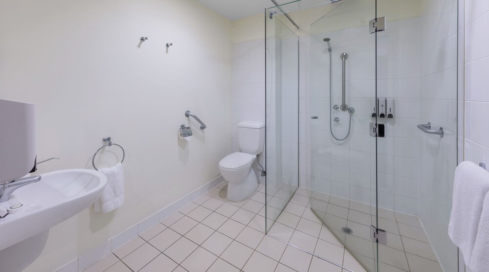 Accessible Studio King Room - Bathroom