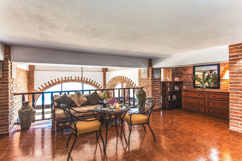 Condo, 2 Bedrooms, Balcony, Beachside