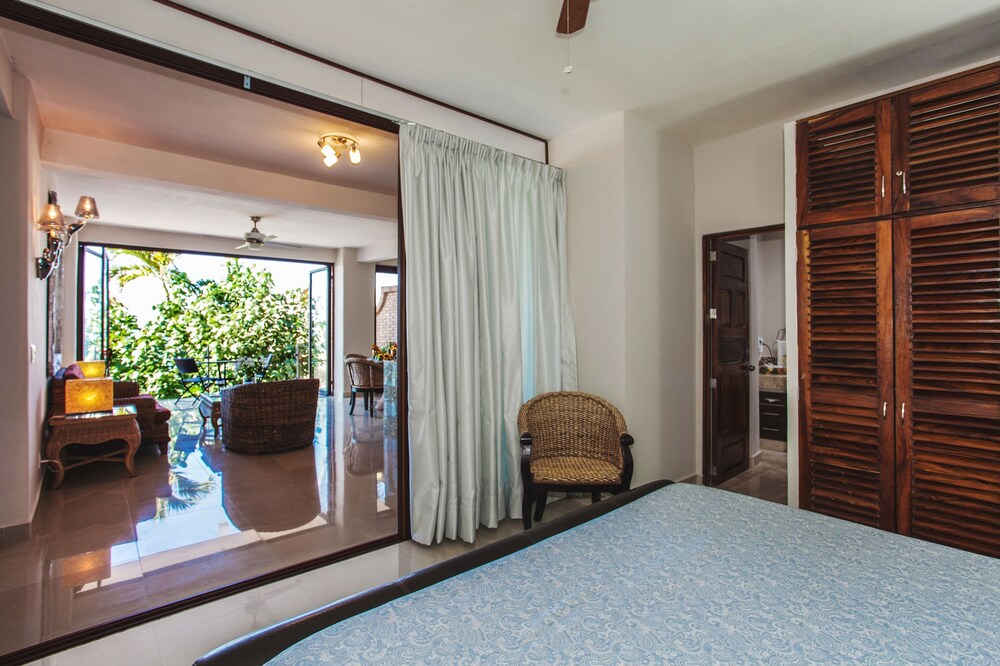 Condo, 2 Bedrooms, Balcony, Beachside