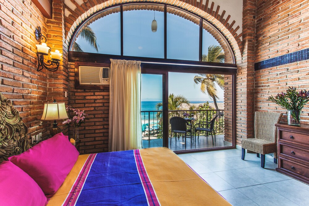 Condo, 2 Bedrooms, Balcony, Beachside