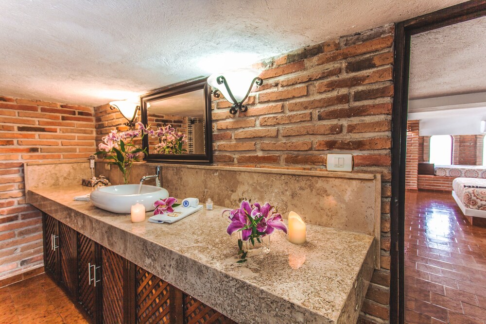 Condo, 2 Bedrooms, Balcony, Beachside