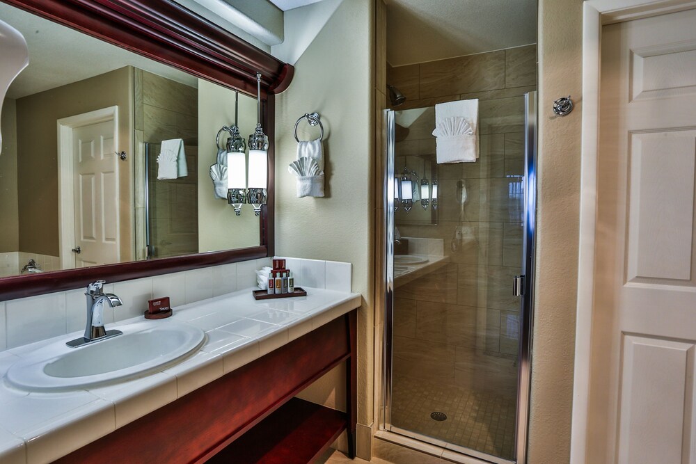 Bathroom, Tuscany Suites & Casino