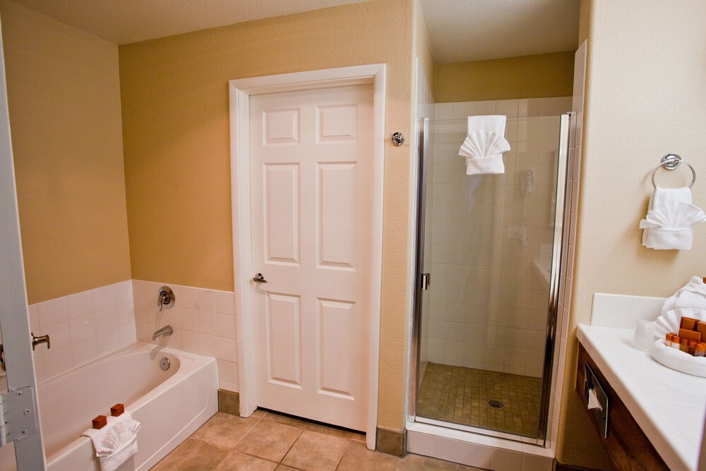 Bathroom, Tuscany Suites & Casino