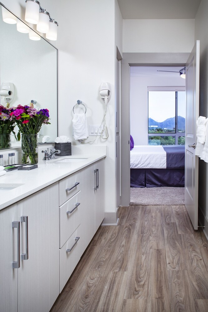 Deluxe Condo, 2 Bedrooms, 2 Bathrooms - Guestroom