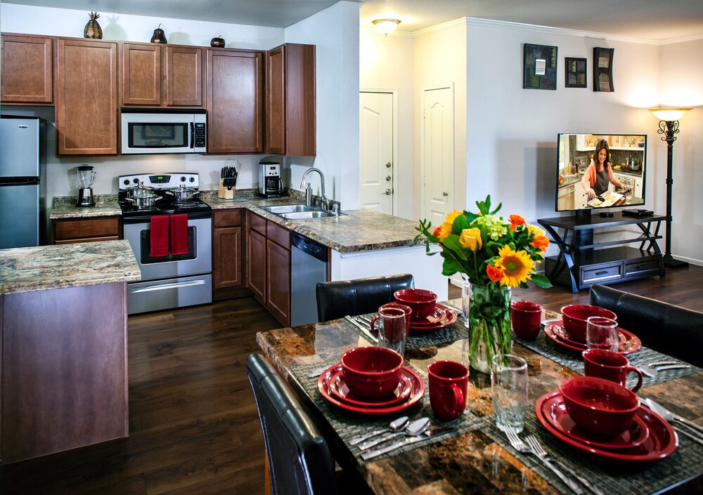 Deluxe Condo, 2 Bedrooms, 2 Bathrooms - Guestroom