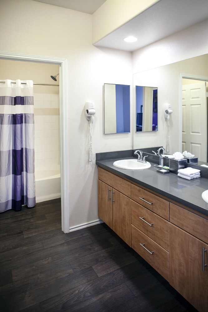 Deluxe Condo, 2 Bedrooms, 2 Bathrooms - Bathroom