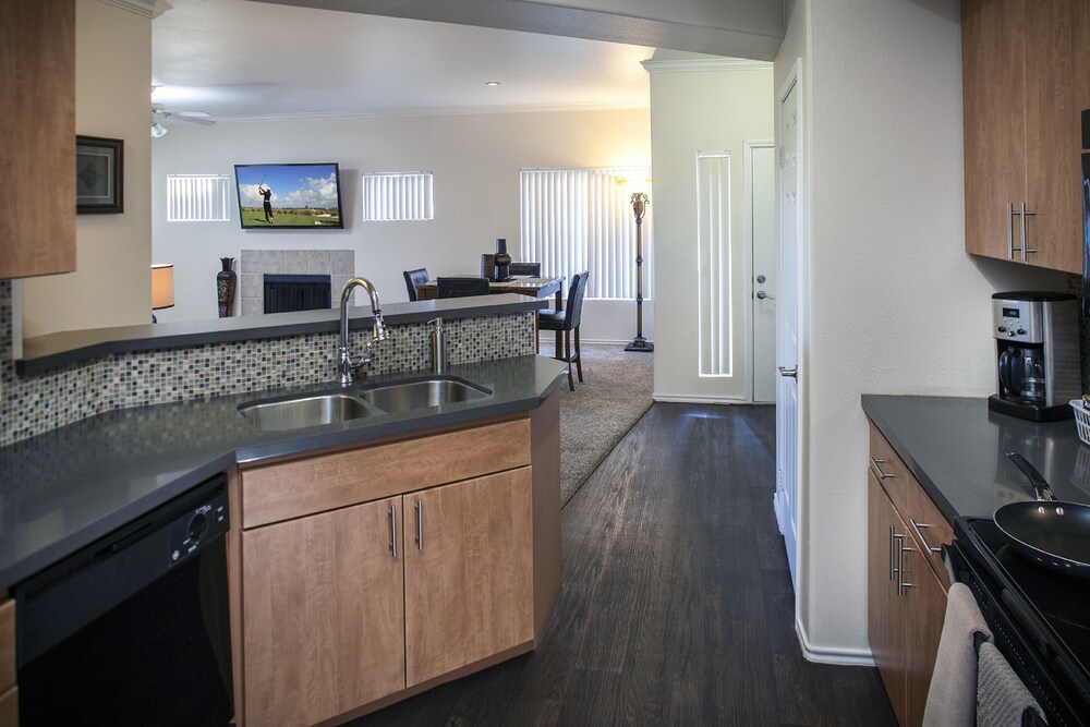 Deluxe Condo, 2 Bedrooms, 2 Bathrooms - Guestroom