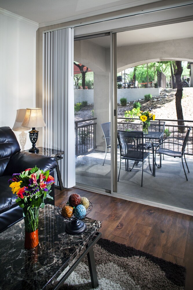 Deluxe Condo, 2 Bedrooms, 2 Bathrooms - Guestroom