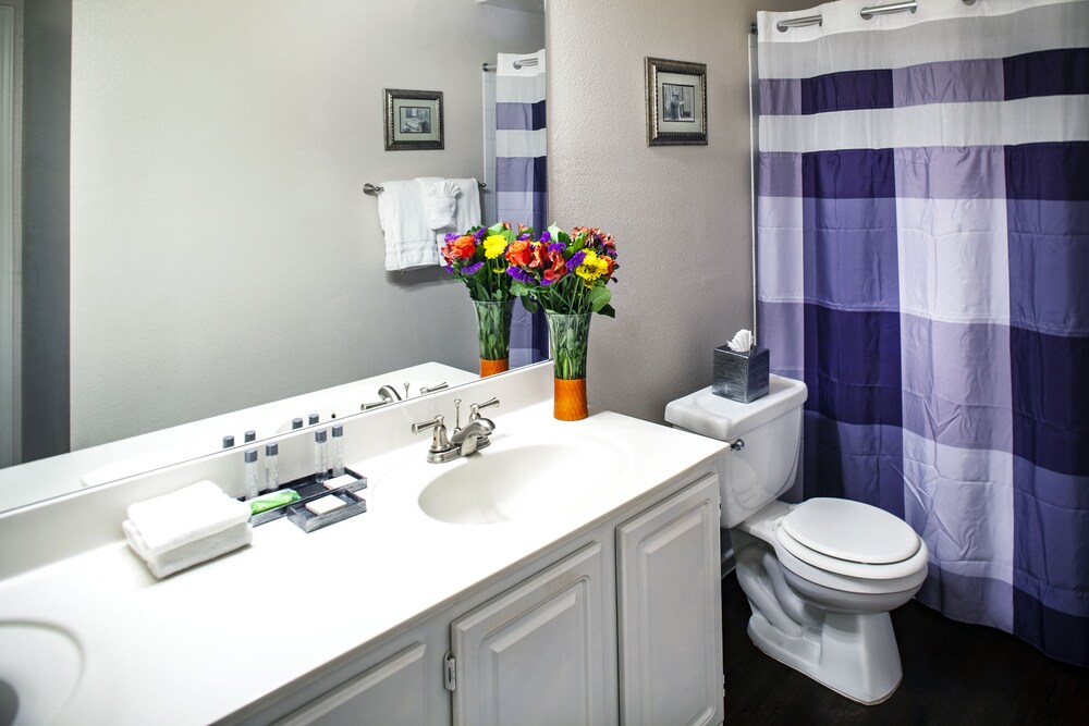 Deluxe Condo, 3 Bedrooms, 2 Bathrooms - Bathroom