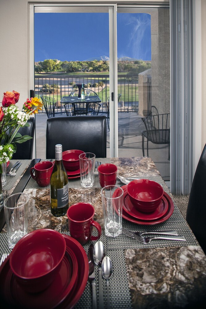 Deluxe Condo, 3 Bedrooms, 2 Bathrooms - In-Room Dining