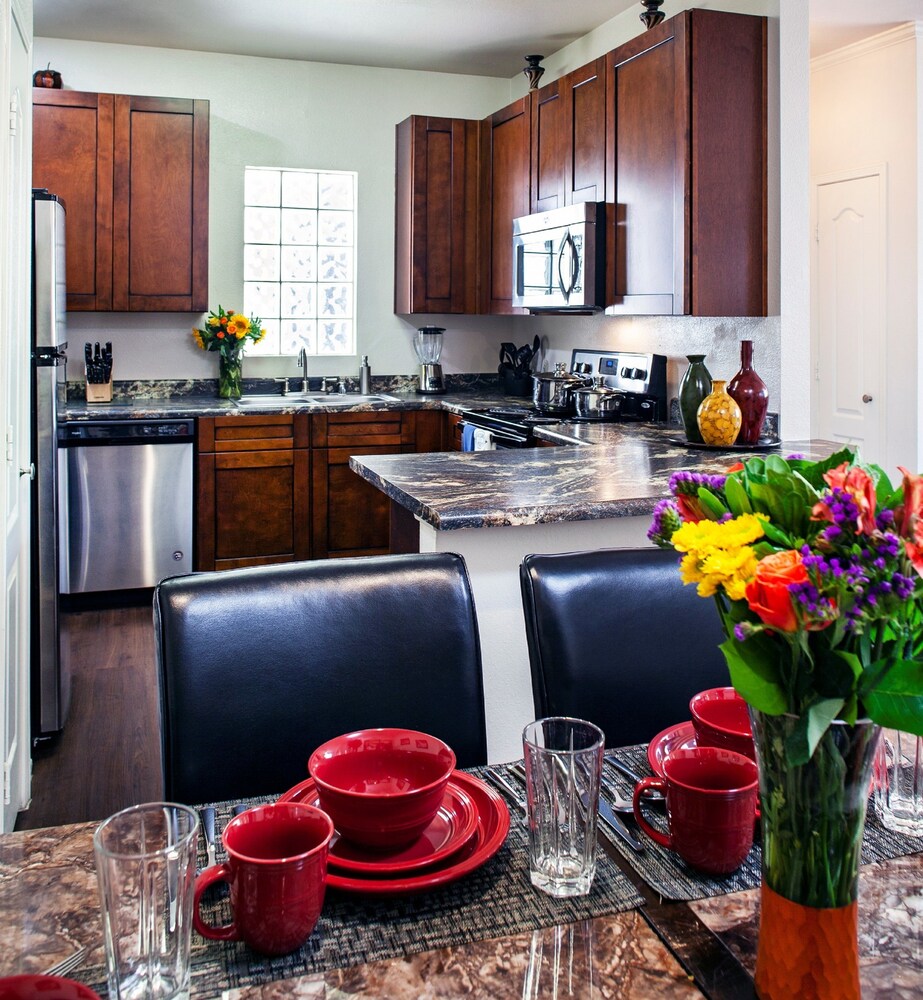 Deluxe Condo, 3 Bedrooms, 2 Bathrooms - Guestroom