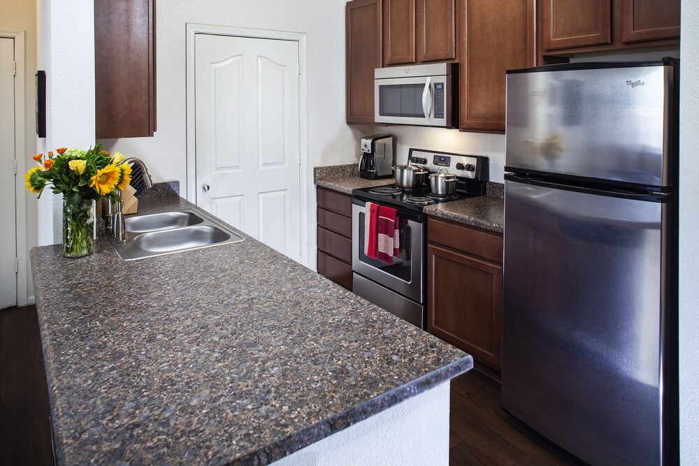 Deluxe Condo, 1 Bedroom - Guestroom