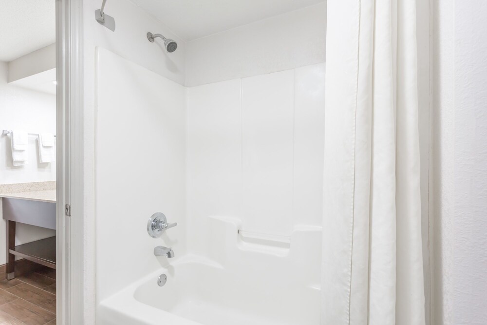Deep Soaking Bathtub
