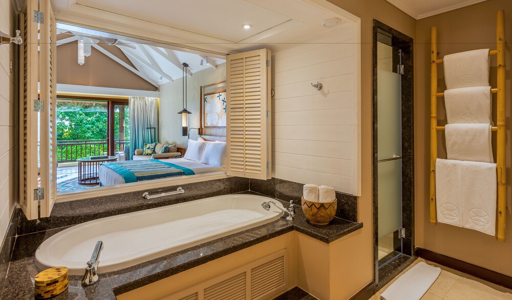 Deep Soaking Bathtub