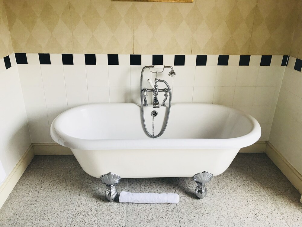 Deep Soaking Bathtub